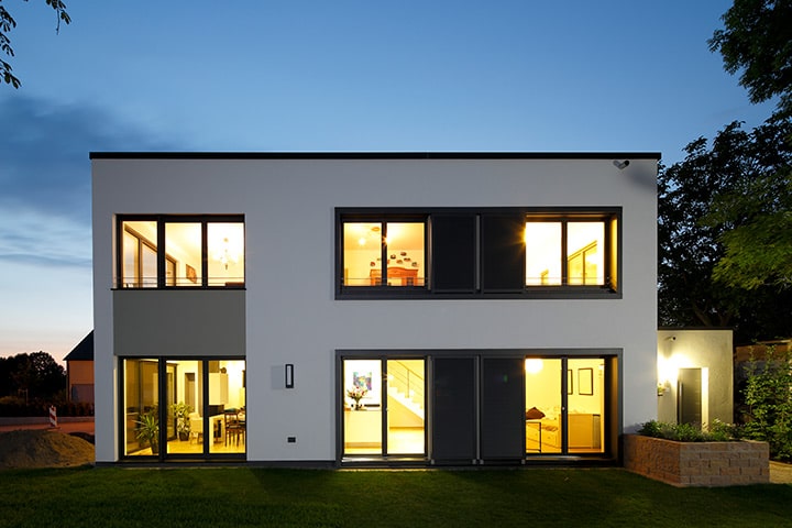 Haus am Abend mit beleuchteten Fenstern in Darmstadt
