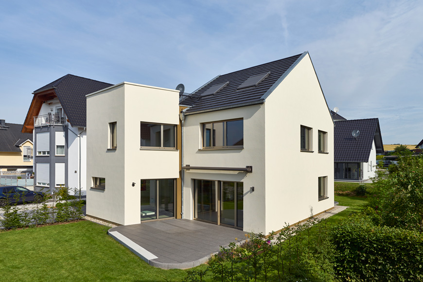Einfamilienhaus mit Fenstern von Schönwald Bauelemente