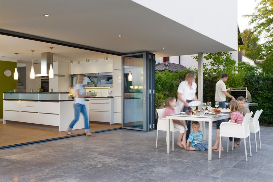 Glas-Faltwand zwischen Küche und Terrasse