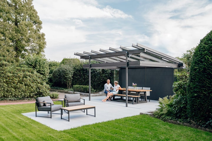 Mit rund 22 Quadratmetern bietet die überdachte Terrasse viel Platz für entspannte Stunden. Zusätzliche umlaufend gepflasterte Flächen sorgen für noch mehr Bewegungsfreiheit.