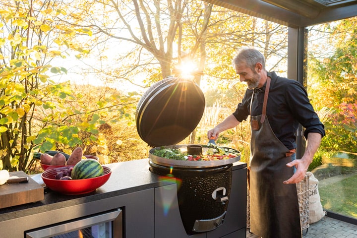Auch die Grillsaison wird verlängert, denn Outdoor-Küchen können optimal im Glashaus integriert werden.