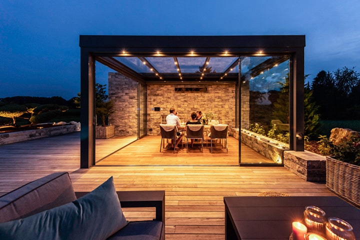 Romantische Stimmung am Abend ohne zu Frieren – Im Handumdrehen ist das Glashaus geschlossen und schützt vor Wind und Kälte.