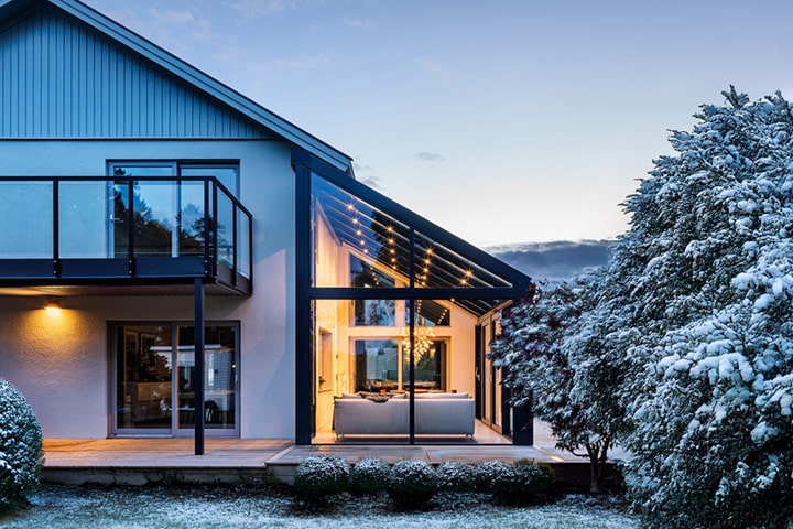 Dank seiner hohen Wärmedämmung ist der Wintergarten gerade im Winter ein Highlight. Umgeben von einer leichten Schneedecke bleibt er der hellste Raum im Haus – selbst in der dunklen Jahreszeit.