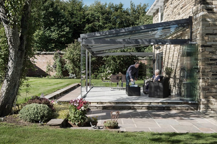 Das Glashaus von Solarlux ist der Lebensmittelpunkt des Ehepaares geworden und lockt auch die flügge gewordenen Kinder wieder nach Hause.