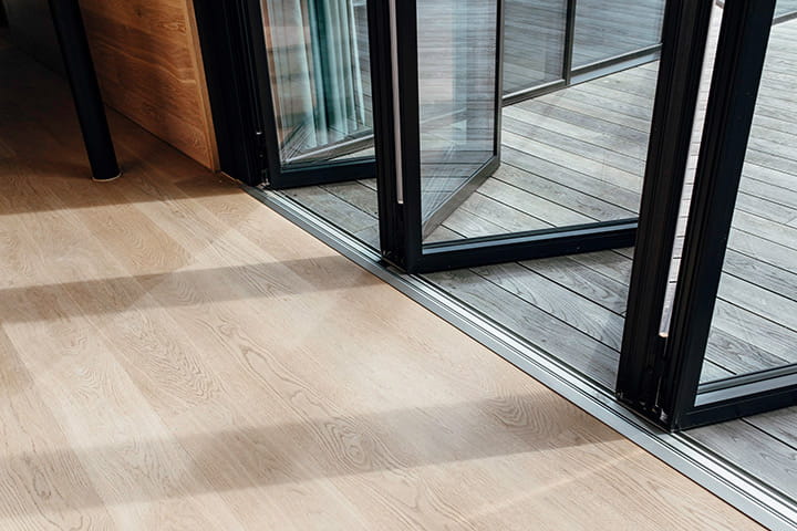 Nahtlos verbunden: Die flache Bodenschiene schafft einen barrierefreien Übergang zwischen Wohnraum und Garten.