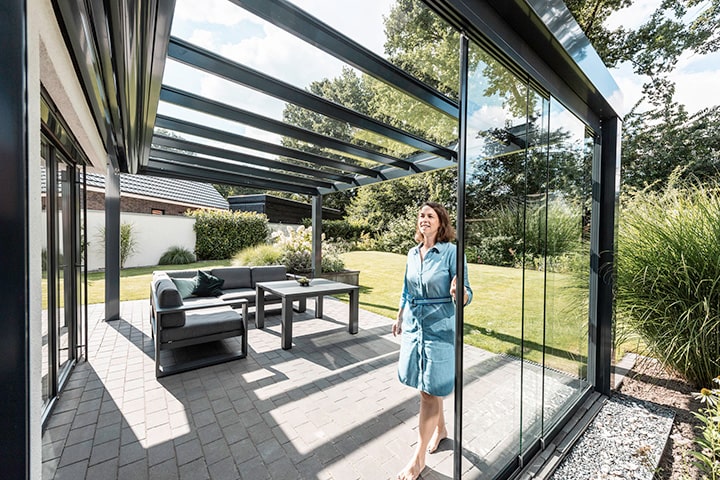 Indoorpool mit Glasfaltwänden