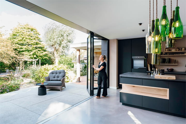 In der blauen Stunde entfaltet der gläserne Anbau seine ganze Eleganz – Licht, Architektur und Natur im perfekten Zusammenspiel.