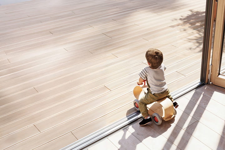 Am Abend leuchtet der Wintergarten wie ein Schaufenster der Gemütlichkeit – offen, einladend und voller Atmosphäre.