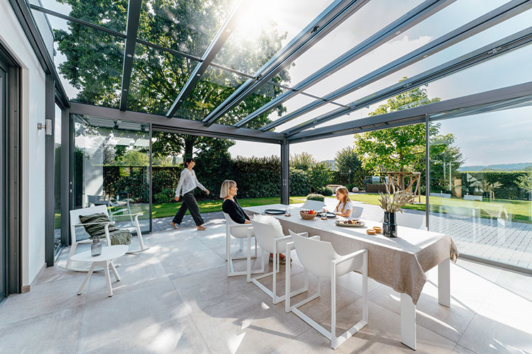 Das großzügige Glashaus von Solarlux ist der ideale Ort für das Zusammensein mit den Enkelkindern. Hier kann man weit bis auf die entfernten Wälder blicken.