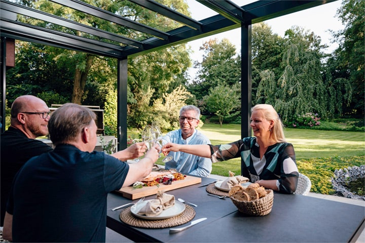 Um schöne Sommerabende auf der Terrasse bei Wind und Wetter genießen zu können, sollte die Planung der Terrassenüberdachung so früh wie möglich beginnen.