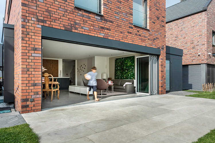 Großzügig geöffnet bietet die Glas-Faltwand einen barrierefreien Übergang in den Garten.