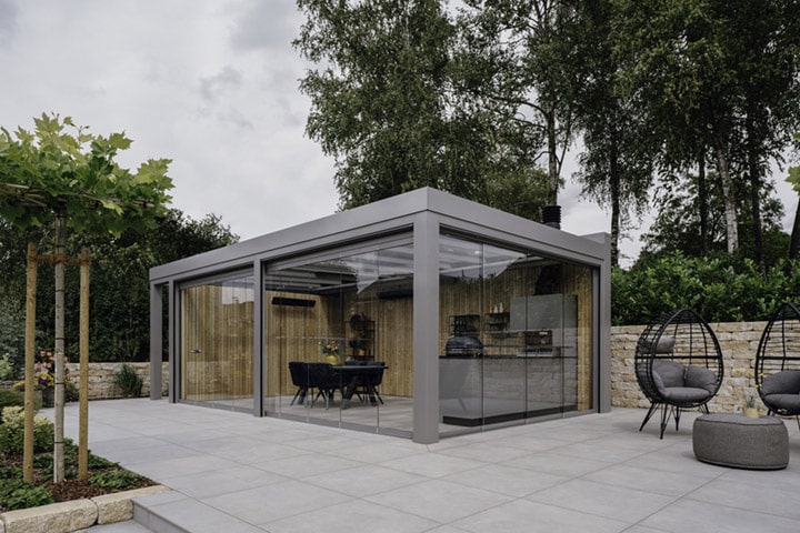 Auch geschlossen bietet das Glashaus eine freie Sicht nach draußen. Die rahmenlosen Glaselemente haben keine störenden Profile und wirken nahezu unsichtbar.