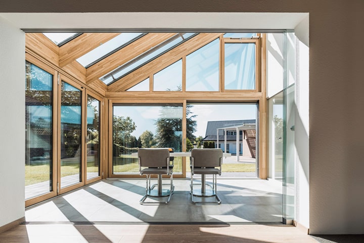 Warmes Holz auf der Innenseite und schützende Aluminium-Deckschalen außen – Der Wintergarten SDL Avantgarde erweitert den Wohnraum um einen natürlichen Rückzugsort.