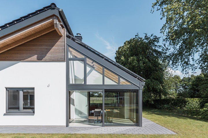 Harmonisch eingebunden: Der Wintergarten ergänzt das Eigenheim als stimmige Einheit.