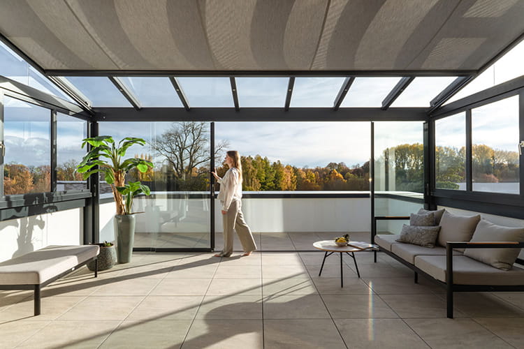 Perfekt abgestimmt auf Architektur und Design: moderne Beschattungssysteme vereinen Funktion, Stil und sommerlichen Wohnkomfort.