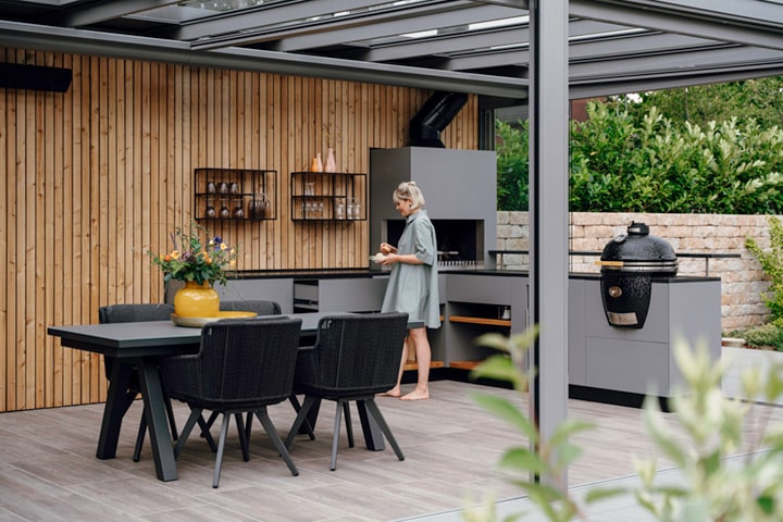 Mit einem Terrassendach und integrierter Outdoor-Küche wird das Kochen im Freien fast das ganze Jahr zum Vergnügen.