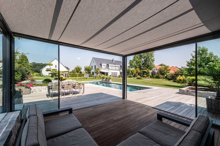 Schattenspender bei starkem Wind: Die Unterglas-Markise hält jedem Sturm stand und sorgt für ausreichend Schatten auf der Terrasse.