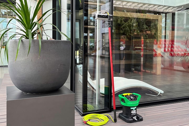 Clevere Eigenerfindung: Um die Verglasung von Wintergarten, Glashaus und Co. effizient zu reinigen, bietet Solarlux seinen Kunden ein Reinigungspaket mit Osmosegerät an.