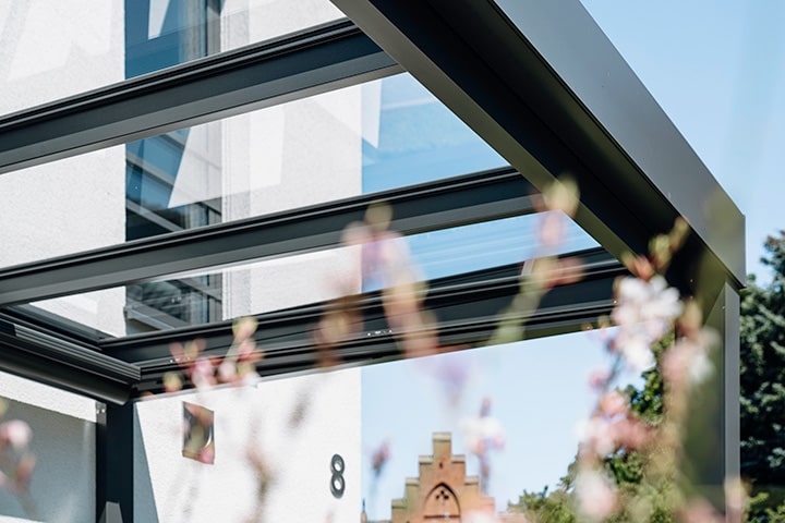 Mehr Glasfläche bedeutet nicht gleich mehr Reinigungsaufwand. Das von Solarlux entwickelte System macht die Scheiben in kurzer Zeit makellos sauber.