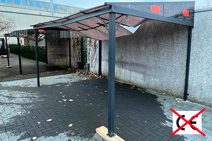 Im Vergleich halten Terrassenüberdachungen mit minderer Qualität und ohne CE Kennzeichnung Schnee- und Windlasten nicht lange stand. Beim Test der R+S Innung Köln brach ein solches Dach unter der simulierten Last bereits nach 1,5 Sekunden zusammen.