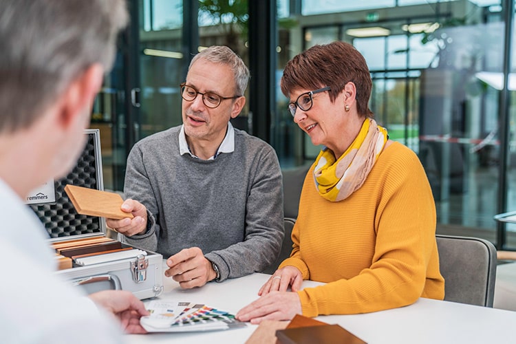 In einer persönlichen Fachberatung geht Solarlux nicht nur auf die individuellen Wünsche ein, sondern zeigt auch verschiedene Produktausführungen.