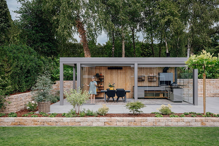 Kochen, essen und genießen im Freien – die Outdoor-Küche bringt Komfort und Natürlichkeit zusammen und fügt sich harmonisch in den Garten ein.