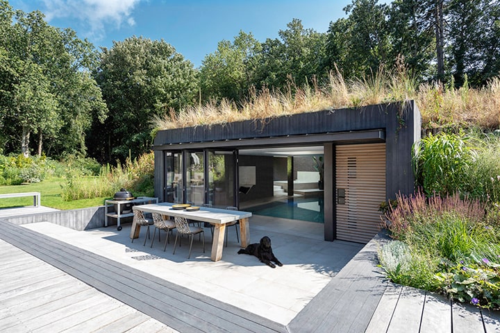 Flexibel geöffnet und geschlossen, kann das Hallenbad an die Wetterverhältnisse angepasst werden und ist dennoch mit der Terrasse verbunden.