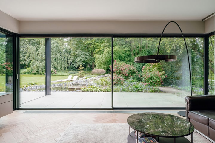 Mit dem fast rahmenlosen Schiebefenster cero fließt der Blick ungestört vom Wohnraum bis in den Garten. 