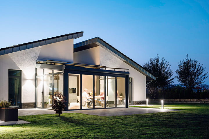 Ein moderner Wintergarten verbindet Architektur und Umgebung zu einem harmonischen Gesamtbild.