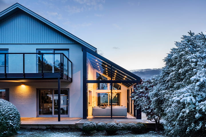 Am Abend leuchtet der Wintergarten wie ein Schaufenster der Gemütlichkeit – offen, einladend und voller Atmosphäre.