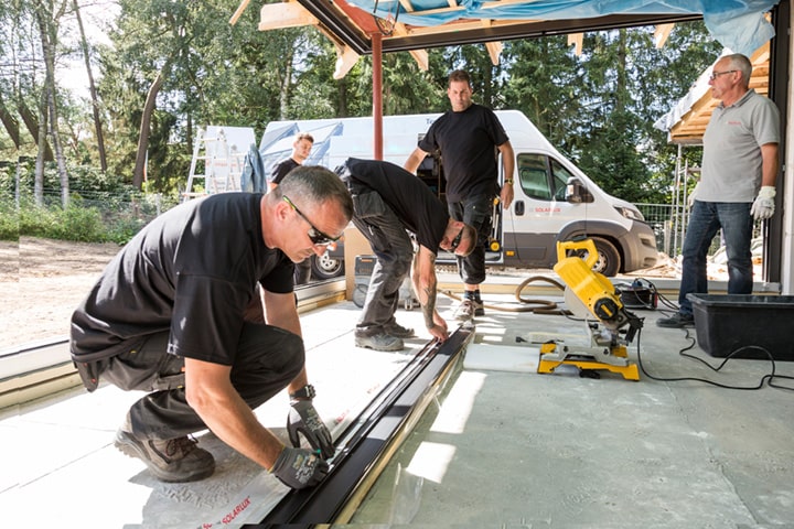 Die fachgerechte Montage gehört zum Standard. Hausbesitzer*innen können sich auf langlebige Qualität, zuverlässige Dichtigkeit und optimale Dämmung verlassen.