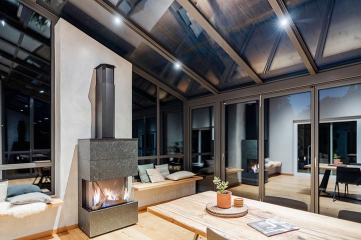 Gut aufeinander abgestimmte Heizkomponenten halten den Wintergarten warm. Der Kamin als zweite Wärmequelle ist besonders in der Übergangszeit von Vorteil, da die Heizung noch nicht ganztägig benötigt wird.
