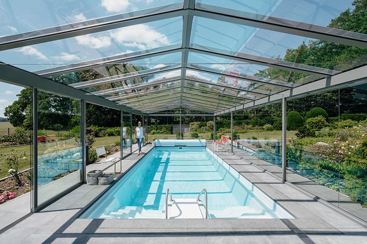 Pool im Freien mit Glasdach und Glaswänden