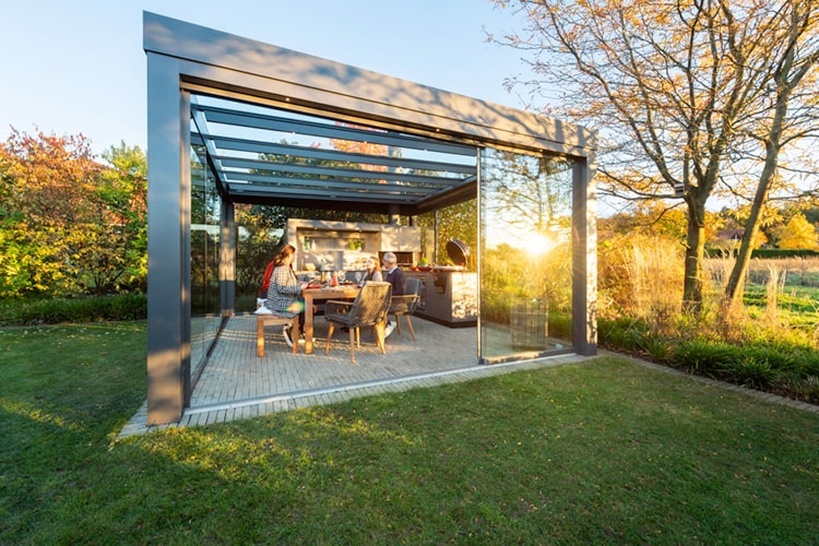 Mit einem Glashaus gibt es auch im Herbst und Winter noch gemütliche Nachmittage auf der Terrasse.