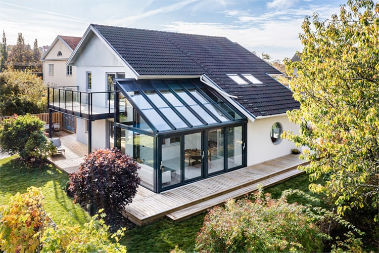 Die passgenaue Lösung: Das Wintergartendach ergänzt das Spitzdach des Hauses perfekt. Bis in den letzten Winkel fügt sich der Glasanbau in die Fassade ein.