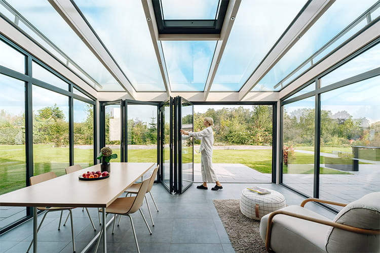 Fließender Übergang von Haus zur Natur. Die klaren Formen des Terrassendachs SDL Acubis von Solarlux schaffen großzügige Offenheit.