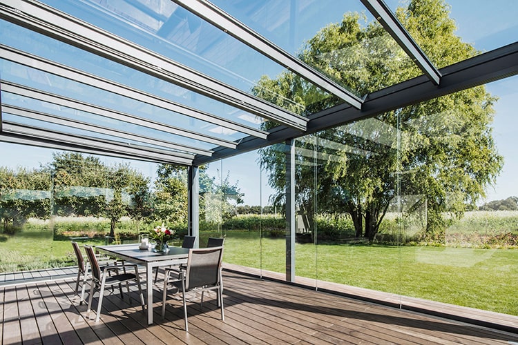 Terrasse mit Glasdach und Glaswänden