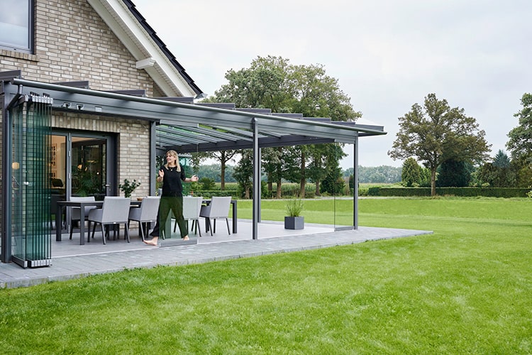 Terrassendach mit seitlichen Glaselementen, es bietet einen geschützten Platz im Freien