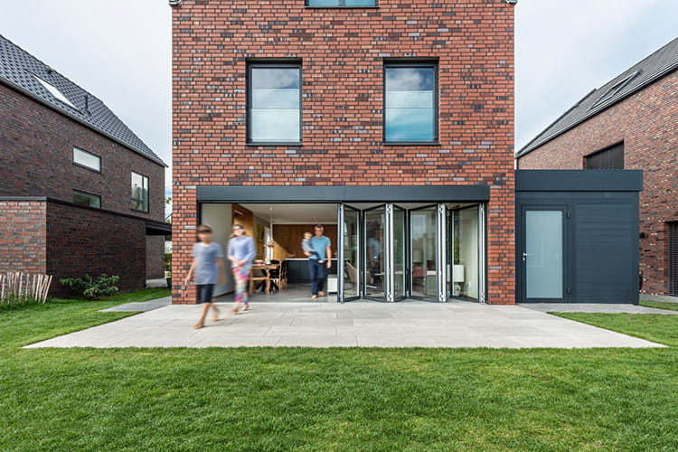 Ein Glashaus als erweiterter Außenraum. Transparenter Witterungsschutz mit offenem Charakter.