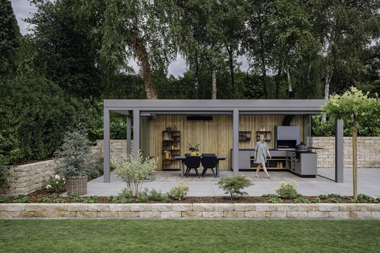 Das Acubis Terrassendach bietet als Glashaus ausreichend Platz für einen gemütlichen Essbereich und eine voll ausgestattete Outdoorküche.