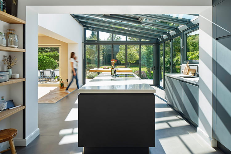 Aus den kleinen, dunklen Räumen ist mit dem Solarlux Wintergarten ein offener, heller Wohn- und Essbereich geworden.