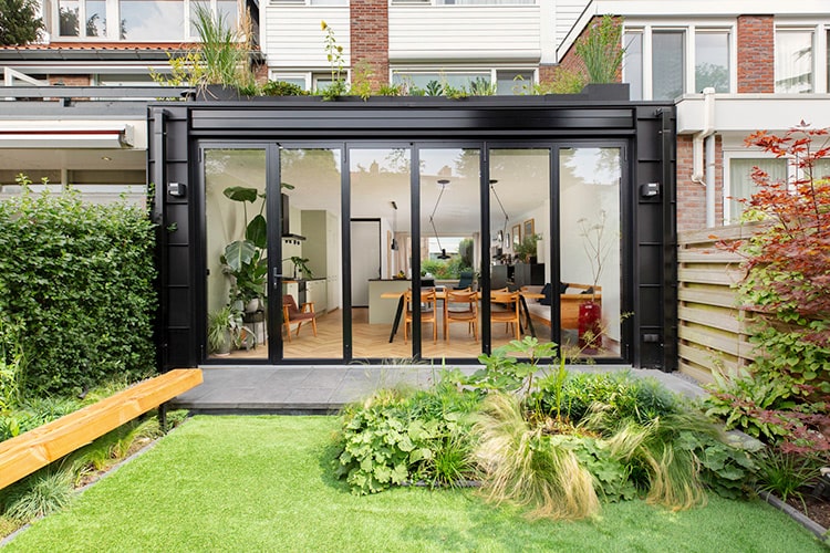 Hohe Wärmedämmwerte und mehr Wohnkomfort – die Glas-Faltwand eignet sich perfekt zur Modernisierung und versorgt den Wohnraum mit Helligkeit und Sonnenlicht. 