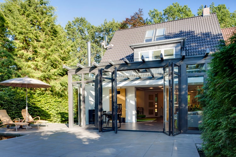 Der Solarlux Wintergarten verschafft dem Bauherrenpaar einen großzügigen, offenen Wohnraum und einen ganzjährigen Platz im Garten.