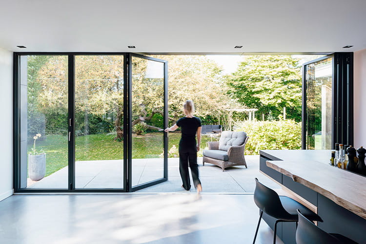 Mit wenigen Handgriffen öffnet sich die gesamte Rückseite des Hauses – Licht, Luft und Natur werden Teil des Wohnraums