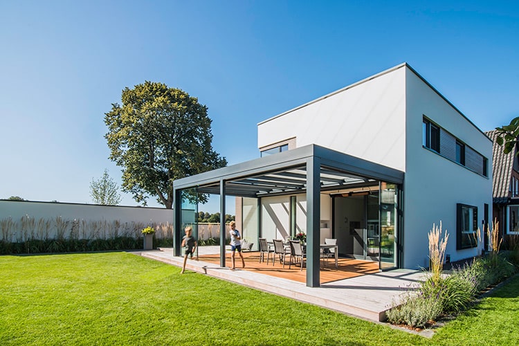 Die Fachberatung kann auch direkt im Solarlux Showroom stattfinden. So bekommen Kund*innen eine noch bessere Vorstellung vom Produkt.Aus einem Guss: Das kubische Eigenheim wurde um ein Glashaus mit Flachdach als Wind- und Wetterschutz erweitert.