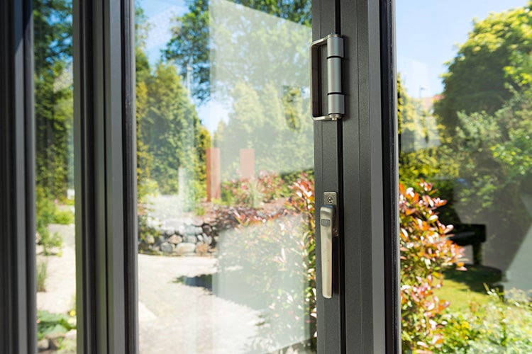 Fensterputzen ohne viel Aufwand und lästige Streifen beim Endergebnis – Das Osmosegerät eignet sich für alle Verglasungen im Haus.