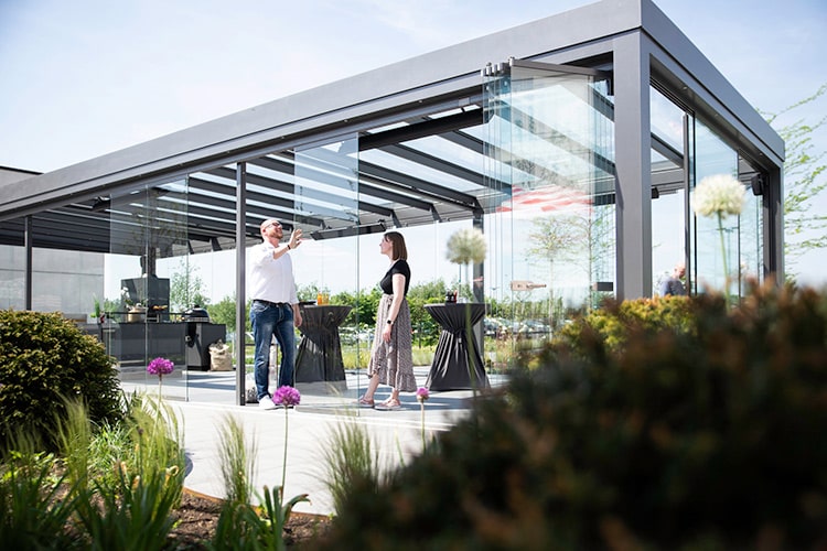 Die Fachberatung kann auch direkt im Solarlux Showroom stattfinden. So bekommen Kund*innen eine noch bessere Vorstellung vom Produkt. 