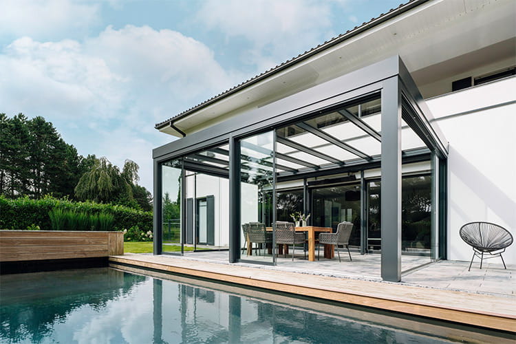 Fließender Übergang von Haus zur Natur. Die klaren Formen des Terrassendachs SDL Acubis von Solarlux schaffen großzügige Offenheit.