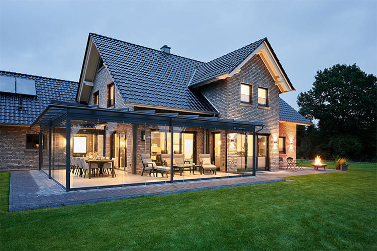 Ein Glashaus als erweiterter Außenraum. Transparenter Witterungsschutz mit offenem Charakter.