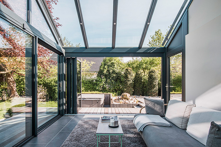 Ist der Wintergarten gen Osten ausgerichtet, profitiert er am Nachmittag vom Schatten des Hauses.